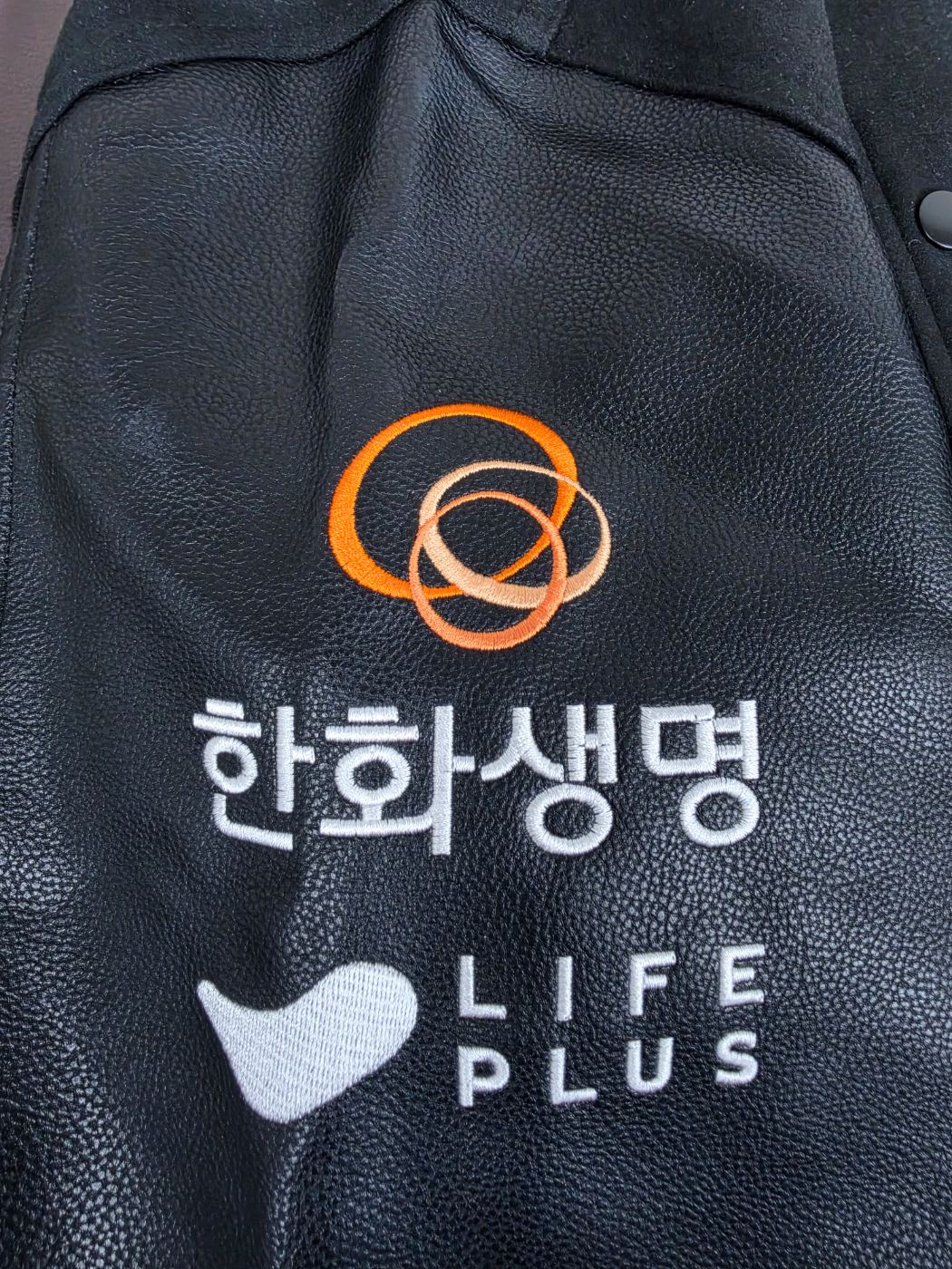 레자 소매 위 스폰서 로고 자수