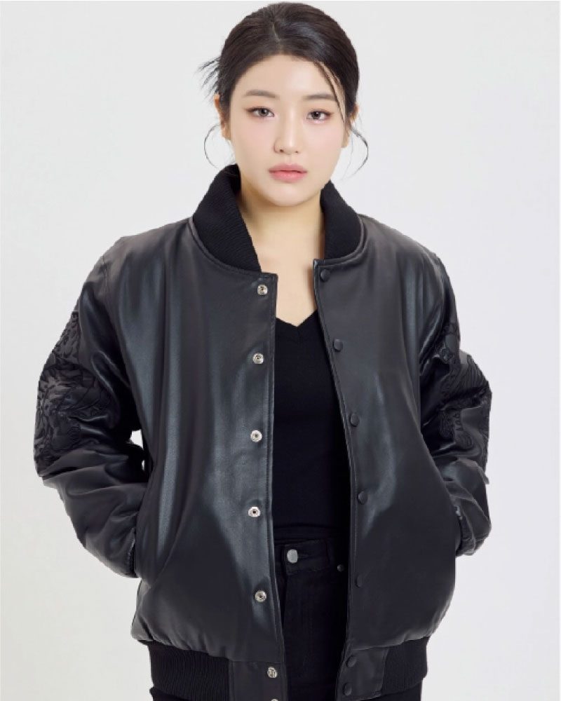 올블랙 레자 야구점퍼 착용 상반신