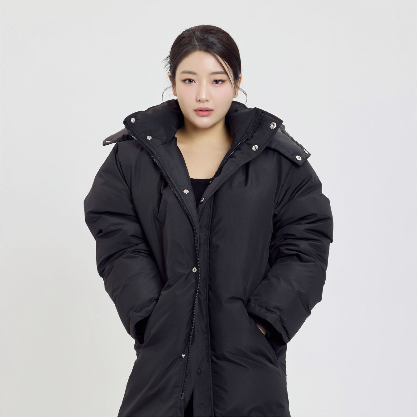 오리털 롱패딩 착용 모델 정면