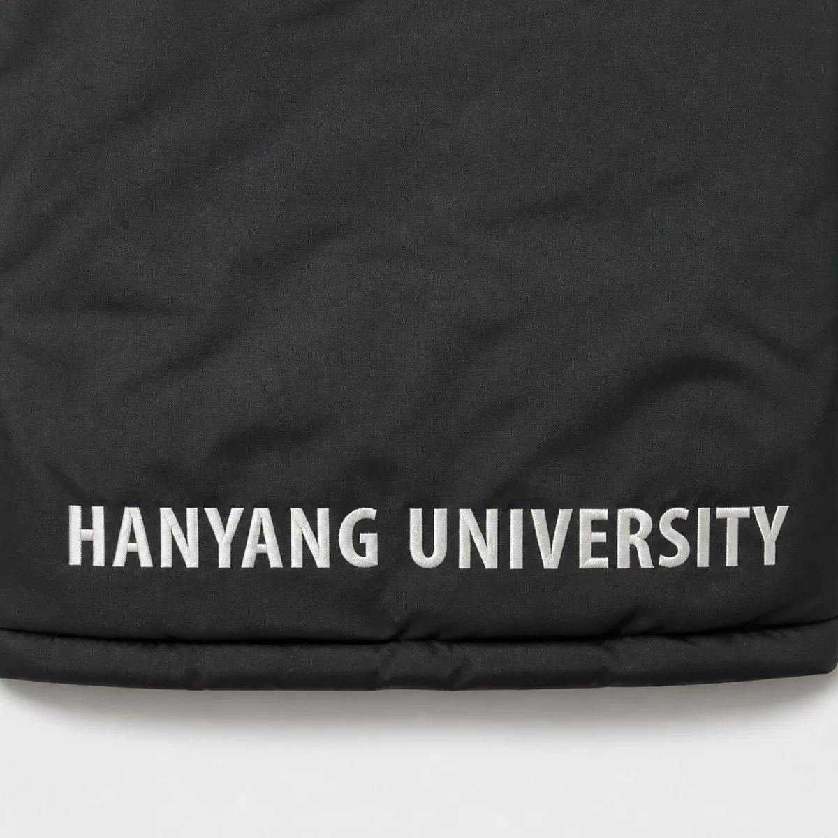 뒷면 밑단 레터링 자수